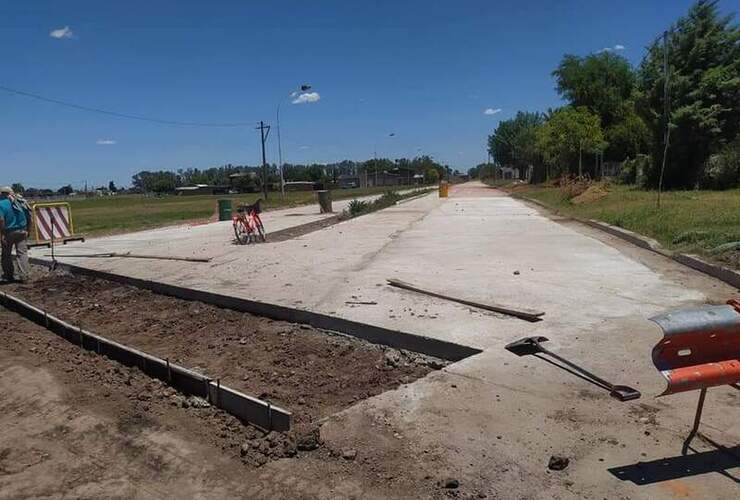 La pavimentación se concretó y ahora avanzan con el resto de la obra.