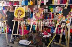 Los artistas exponen en comercios y negocios de la localidad