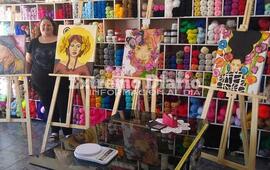 Los artistas exponen en comercios y negocios de la localidad