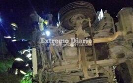 El chofer de un cami&oacute;n de cargas generales, perdi&oacute; el control del rodado y volc&oacute;. Fue en jurisdicci&oacute;n de Pav&oacute;n.