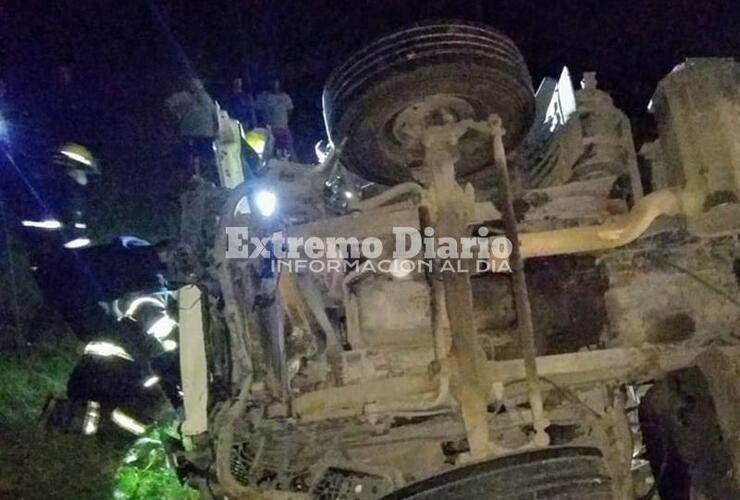 El chofer de un camión de cargas generales, perdió el control del rodado y volcó. Fue en jurisdicción de Pavón.