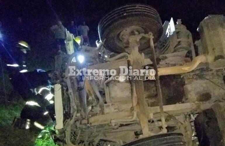 El chofer de un cami&oacute;n de cargas generales, perdi&oacute; el control del rodado y volc&oacute;. Fue en jurisdicci&oacute;n de Pav&oacute;n.