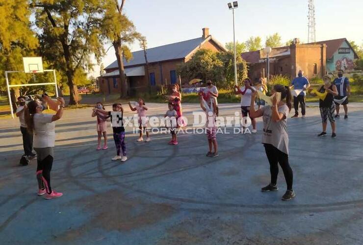 Imagen de Talleres al aire libre: Gran jornada de danzas, folklore, lenguaje de señas, guitarra y murga