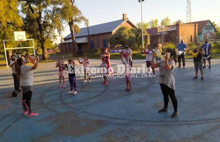 Imagen de Talleres al aire libre: Gran jornada de danzas, folklore, lenguaje de se&ntilde;as, guitarra y murga