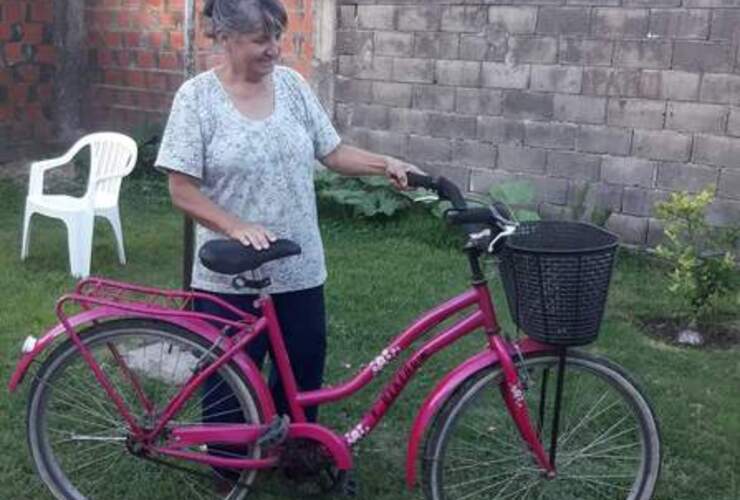 La mujer con la bicileta recuperada