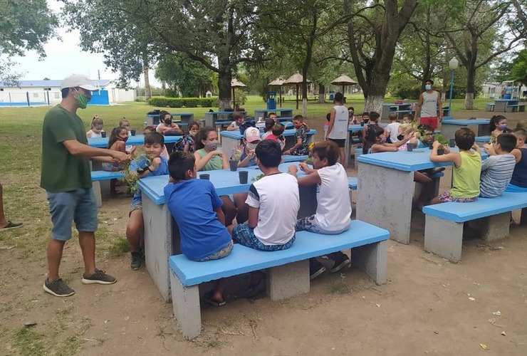 Imagen de El Vivero Comunal 'Estación Verde' visitó la colonia de vacaciones del CAL