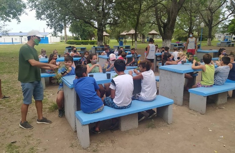 Imagen de El Vivero Comunal 'Estación Verde' visitó la colonia de vacaciones del CAL