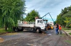Imagen de Retiraron poste de alumbrado que quedó suspendido sobre una casa