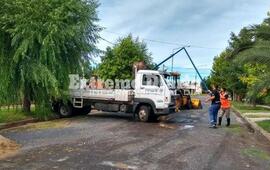 Imagen de Retiraron poste de alumbrado que qued&oacute; suspendido sobre una casa