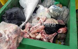Imagen de Nuevamente encuentran restos de huesos y carne en un contenedor