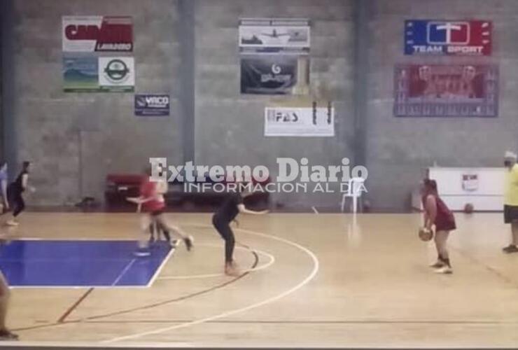 Imagen de El básquet femenino del club Talleres, inicia su temporada con un partido amistoso