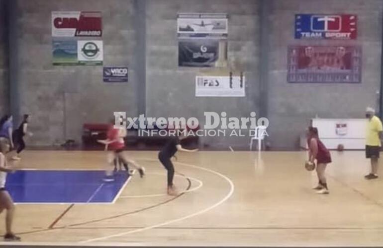 Imagen de El básquet femenino del club Talleres, inicia su temporada con un partido amistoso