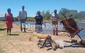 El funcionario particip&oacute; de la degustaci&oacute;n de un asado a la estaca.