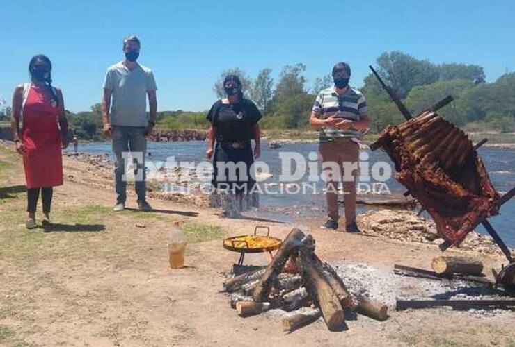 El funcionario participó de la degustación de un asado a la estaca.