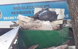 Imagen de Siguen tirando cualquier cosa en los contenedores municipales