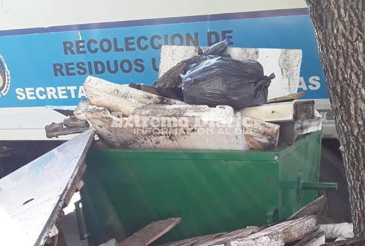 Imagen de Siguen tirando cualquier cosa en los contenedores municipales