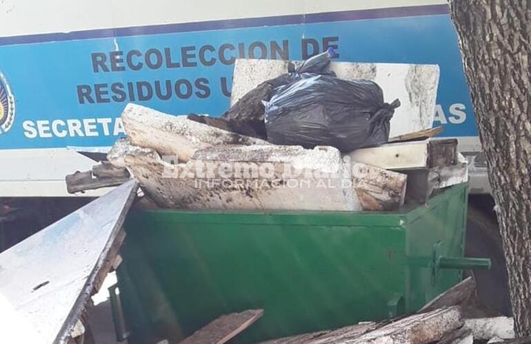 Imagen de Siguen tirando cualquier cosa en los contenedores municipales