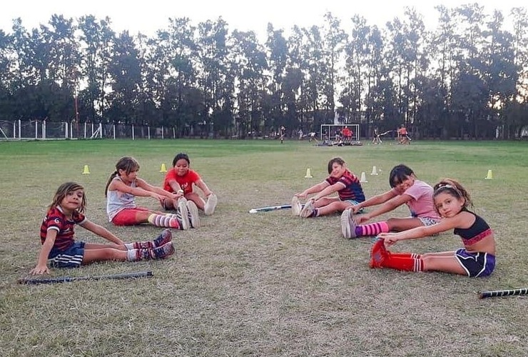 Imagen de La escuelita de hockey de Talleres, inició con las prácticas 2021