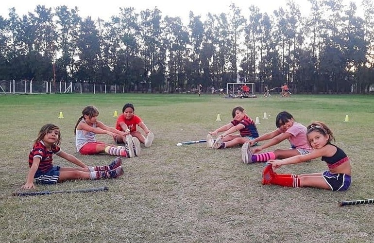 Imagen de La escuelita de hockey de Talleres, inició con las prácticas 2021