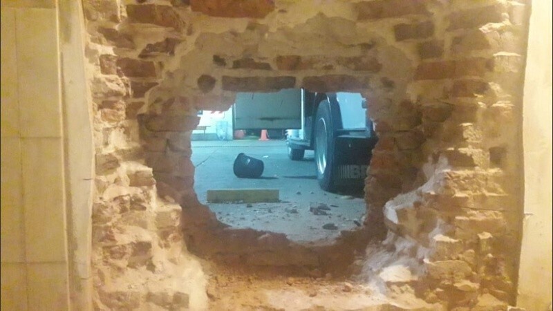 El boquete gigante que hicieron los ladrones.