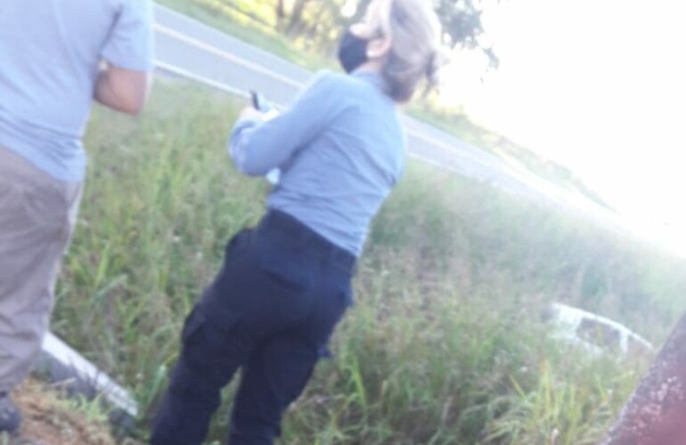 El auto termin&oacute; en la cuneta.