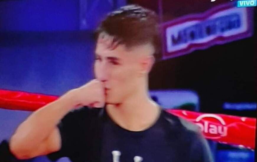 3 victorias en 3 peleas profesionales para Cuello.