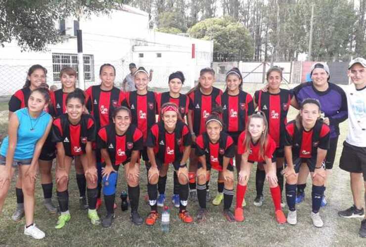 Imagen de El plantel de fútbol femenino de Figherense ganó de local y se mantienen invictas en el torneo