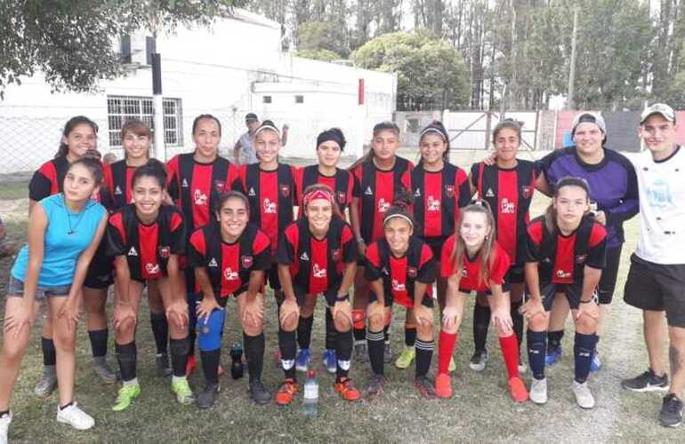 Imagen de El plantel de fútbol femenino de Figherense ganó de local y se mantienen “invictas” en el torneo