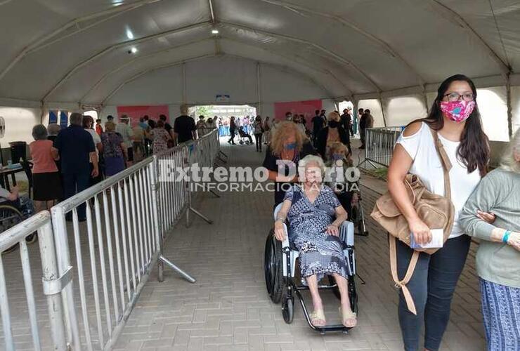 Imagen de Comenzó la vacunación de los mayores de 90 años en el predio de la ex Rural