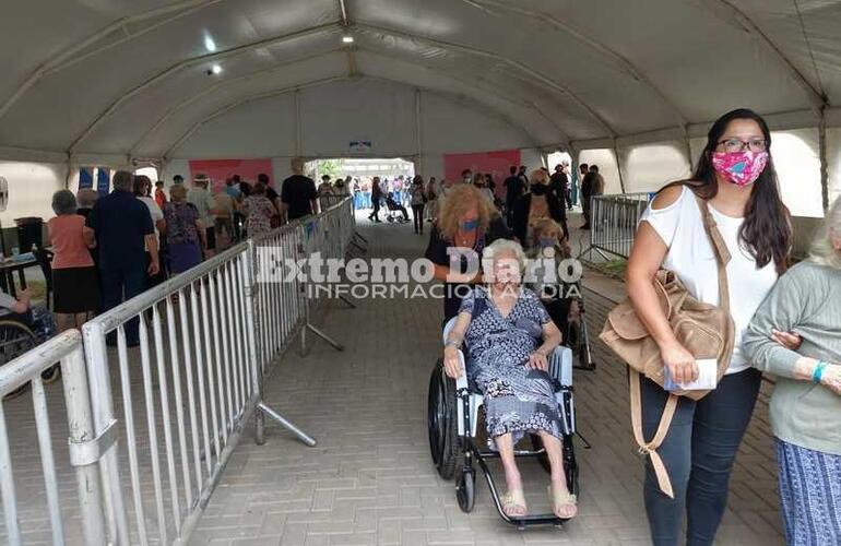 Imagen de Comenzó la vacunación de los mayores de 90 años en el predio de la ex Rural