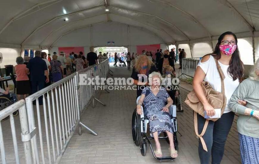 Imagen de Comenz&oacute; la vacunaci&oacute;n de los mayores de 90 a&ntilde;os en el predio de la ex Rural