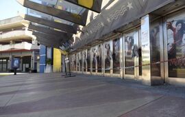 Los due&ntilde;os de los cines cerrados aguardan con impaciencia la llegada de los espectadores.