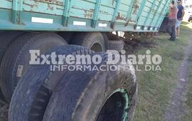 Imagen de Un cami&oacute;n perdi&oacute; las ruedas duales y qued&oacute; varado en la banquina
