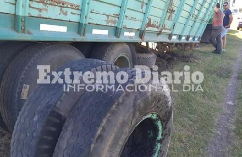 Imagen de Un camión perdió las ruedas duales y quedó varado en la banquina