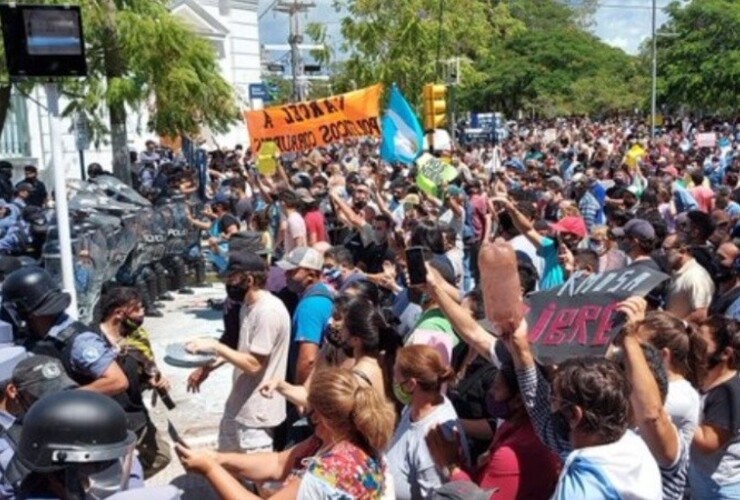 Formosa se manifestó contra la vuelta a fase 1 y hubo represión policial.