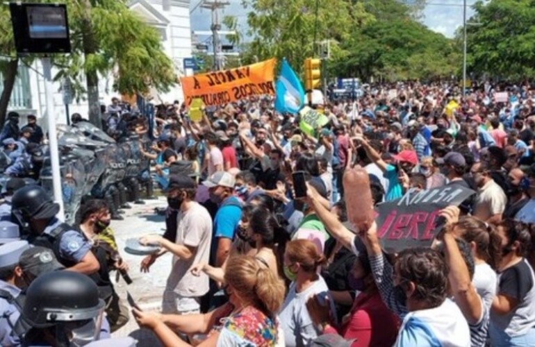 Formosa se manifestó contra la vuelta a fase 1 y hubo represión policial.