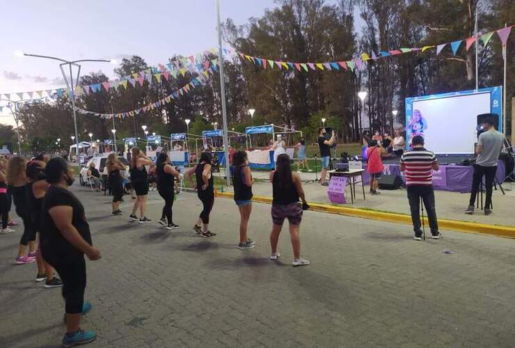 Zumba dió inicio a las acciones sobre el escenario.