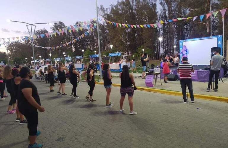 Zumba di&oacute; inicio a las acciones sobre el escenario.