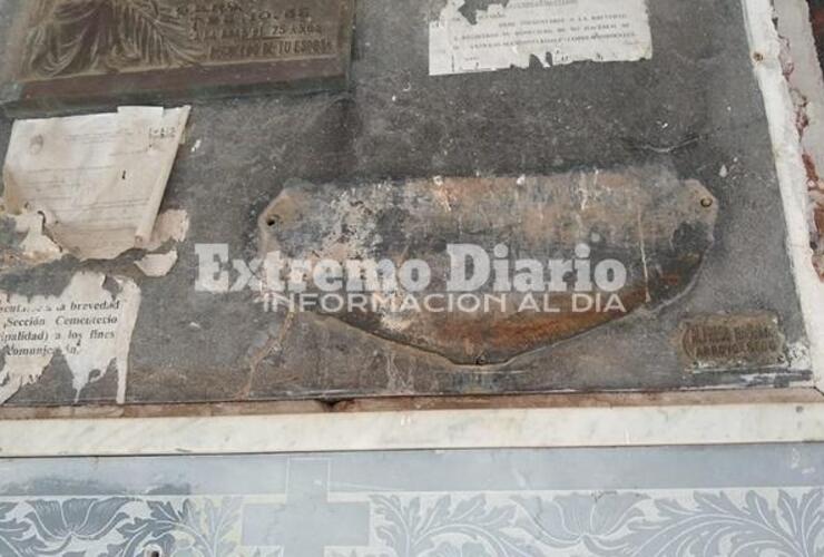 Imagen de Varios nichos fueron saqueados: Se llevan las placas y ornamentos de bronce