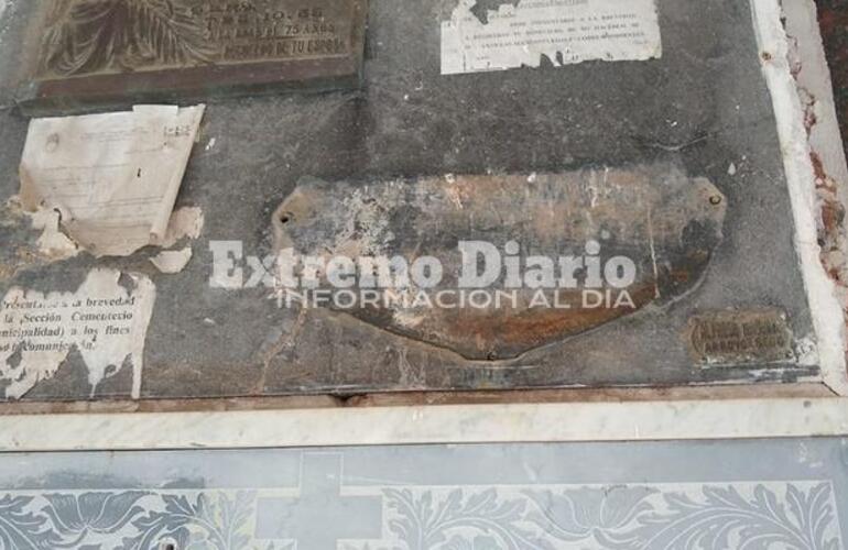 Imagen de Varios nichos fueron saqueados: Se llevan las placas y ornamentos de bronce