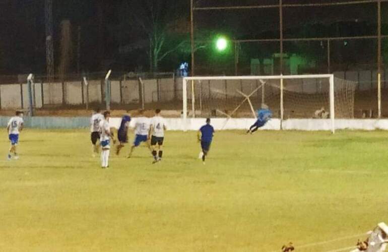 Fagnani, arquero visitante, contuvo el penal de Cabral.