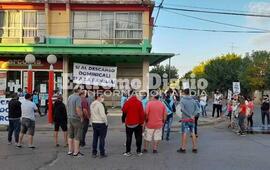 Imagen de Por el descanso dominical: Manifestaci&oacute;n frente al supermercado Arcoiris