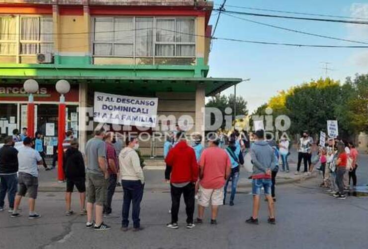 Imagen de Por el descanso dominical: Manifestación frente al supermercado Arcoiris