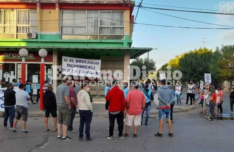 Imagen de Por el descanso dominical: Manifestación frente al supermercado Arcoiris