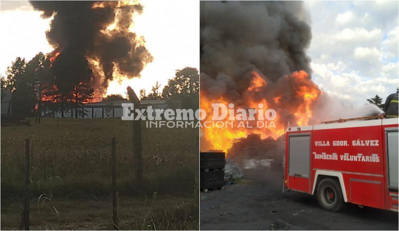El incendio se produjo en una carboner&iacute;a donde trabajaron ocho dotaciones de bomberos.
