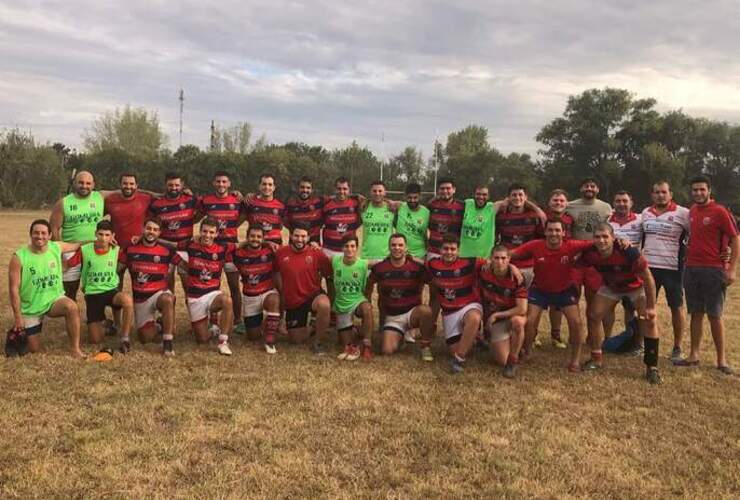 Tremendo debut del equipo arroyense. (Foto: Facebook Rugby CAT)
