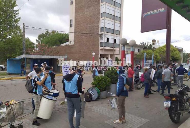 Imagen de Por el descanso dominical: Nueva protesta frente al supermercado