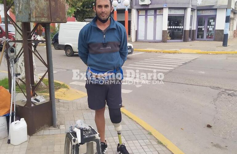 Alberto limpia parabrisas en San Martin y Humberto Primo