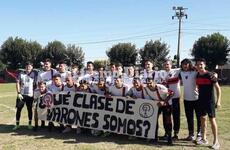 Los jugadores de primera y reserva portaron un mensaje antes del encuentro.