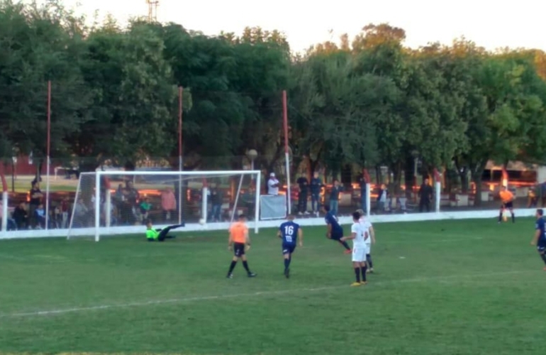 Cabral anotó el primero de sus goles de penal m